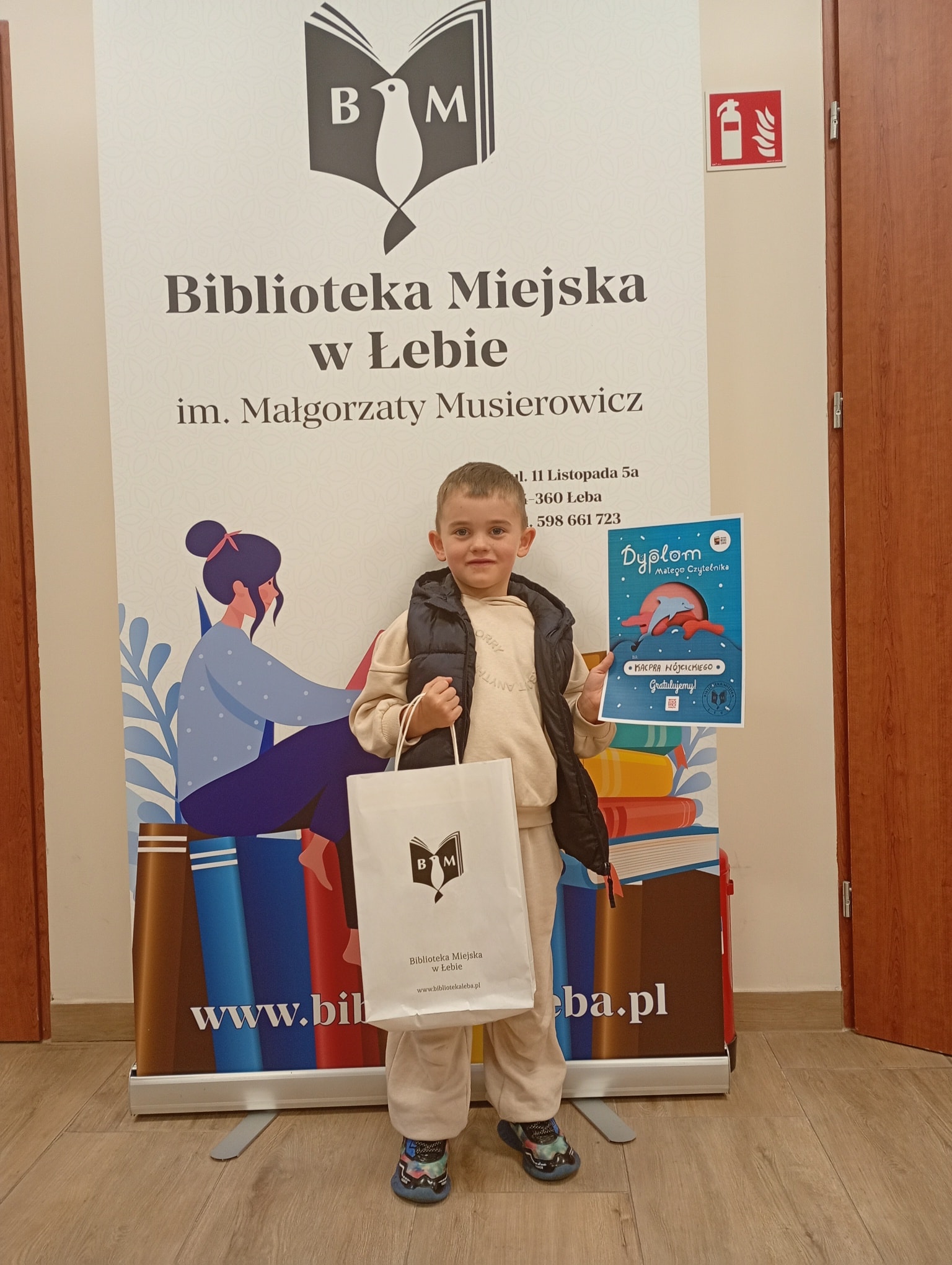 Piątek kończymy z naszym zadowolonym Czytelnikiem Kacperkiem, który otrzymał dyplom Małego Czytelnika… – zdjęcie 1
