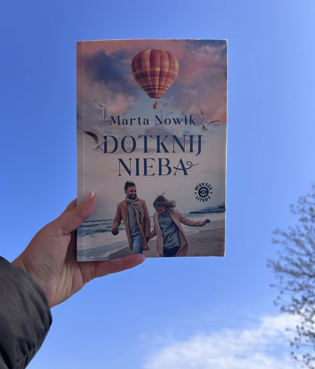 „Dotknij nieba” to propozycja z większymi literami od autorki Marty Nowik i wydawnictwa Szara Godzina… – zdjęcie 1