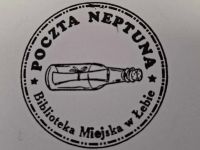 Przez okres wakacji w bibliotece działa Poczta Neptuna, gdzie można przybić na pocztówkę pamiątkową pieczęć – zdjęcie 2