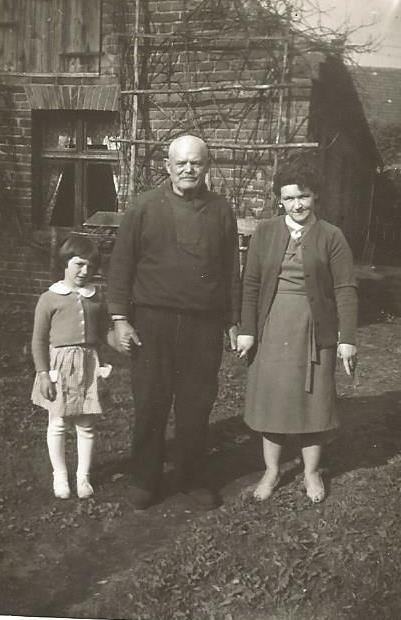 Krystyna Bemowska na podwórzu pana Mucha (dziś dom Marzochów), ul. Kościuszki.