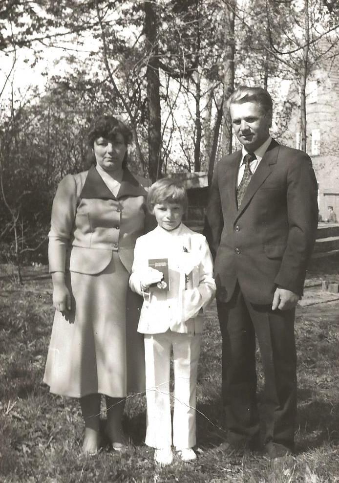 I Komunia św. Grzegorza Karapudy, 1982 rok (na zdjęciu z rodzicami mamą Longiną i tatą Piotrem).