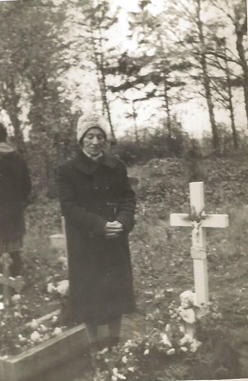 Marta Bilińska na cmentarzu parafialnym, Łeba 1954 r.