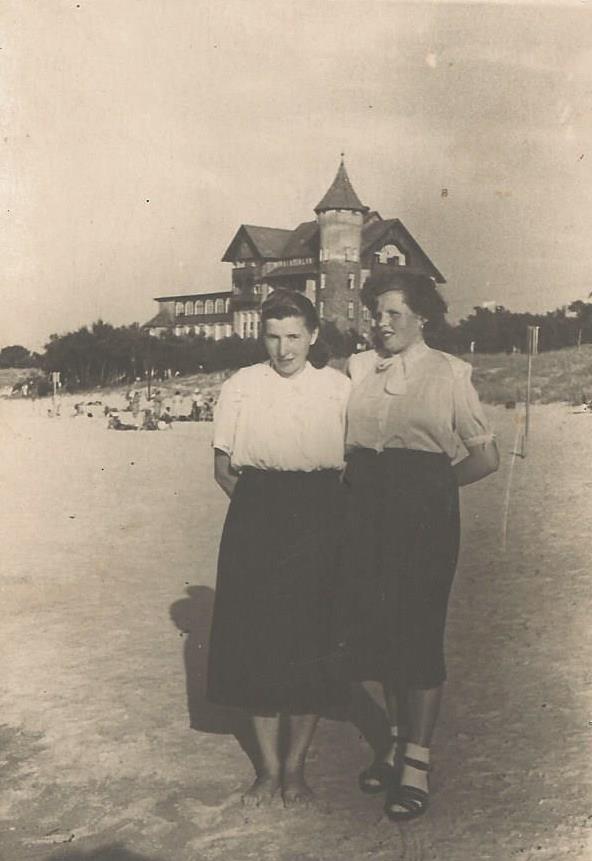 Łeba, plaża przy hotelu neptun, z prawej – Helena Kasprzak.