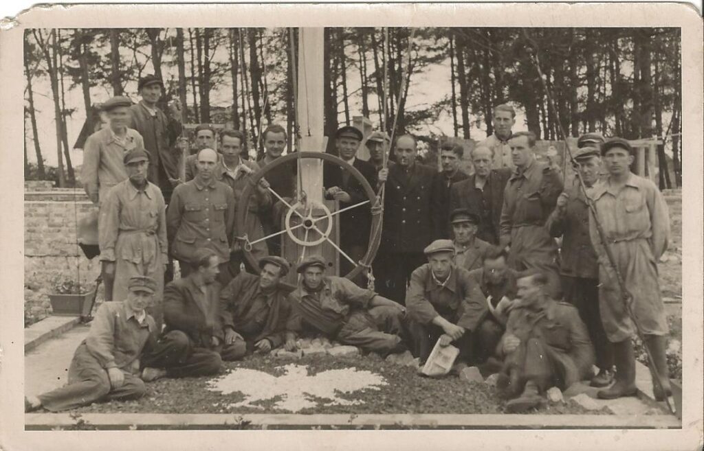 Pracownicy Gdańskiego Urzędu Morskiego (z prawej strony przy słupie – Antoni Charynek).