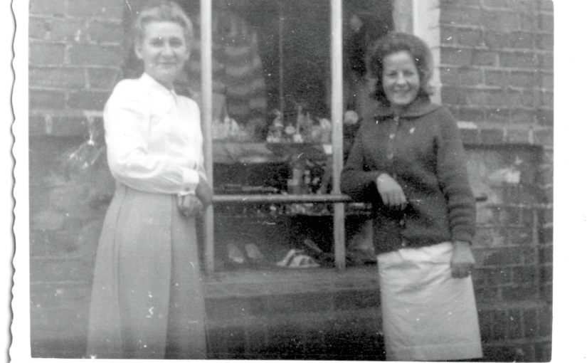 Górska Irena - Mama z córką przed sklepem