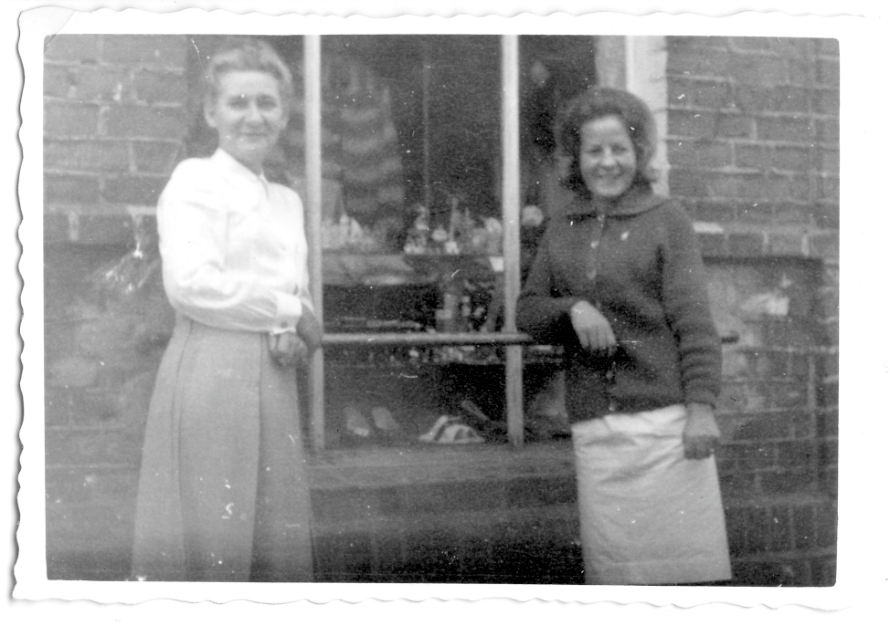 Górska Irena - Mama z córką przed sklepem