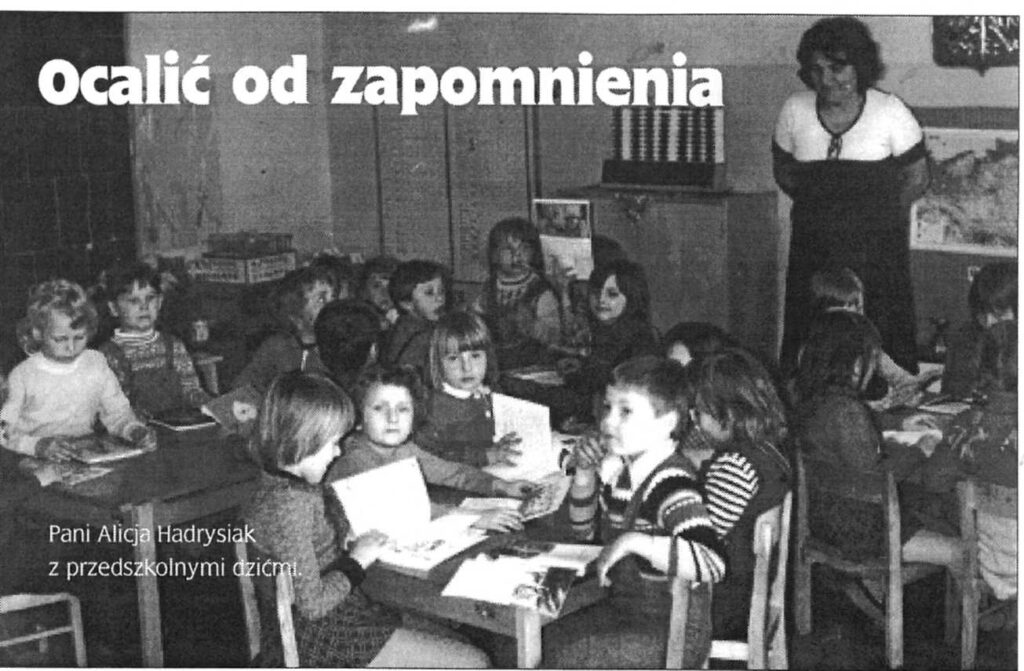 Pani Alicja Hadrysiak z przedszkolnymi dziećmi.