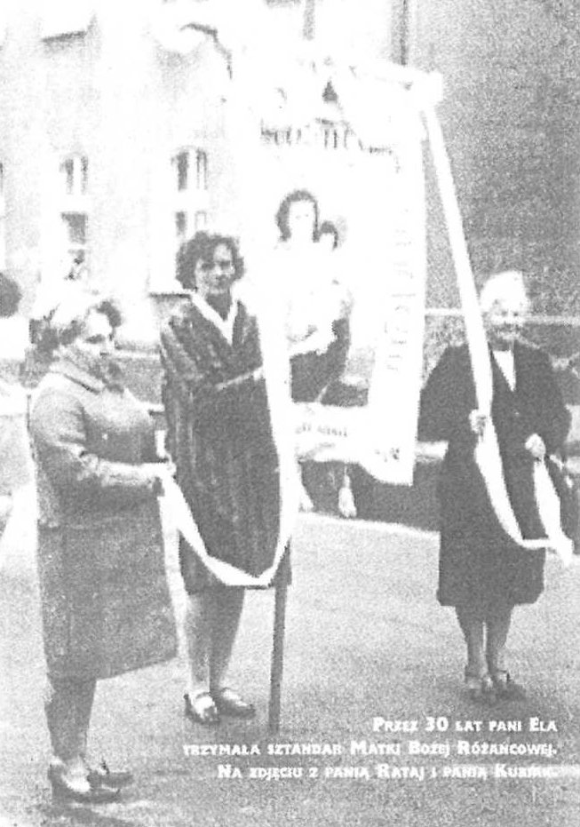 Pani Ela trzymająca sztandar Matki Bożej Różańcowej. Na zdjęciu od lewej Pani Rataj, Pani Karziewicz i Pani Kurowska.