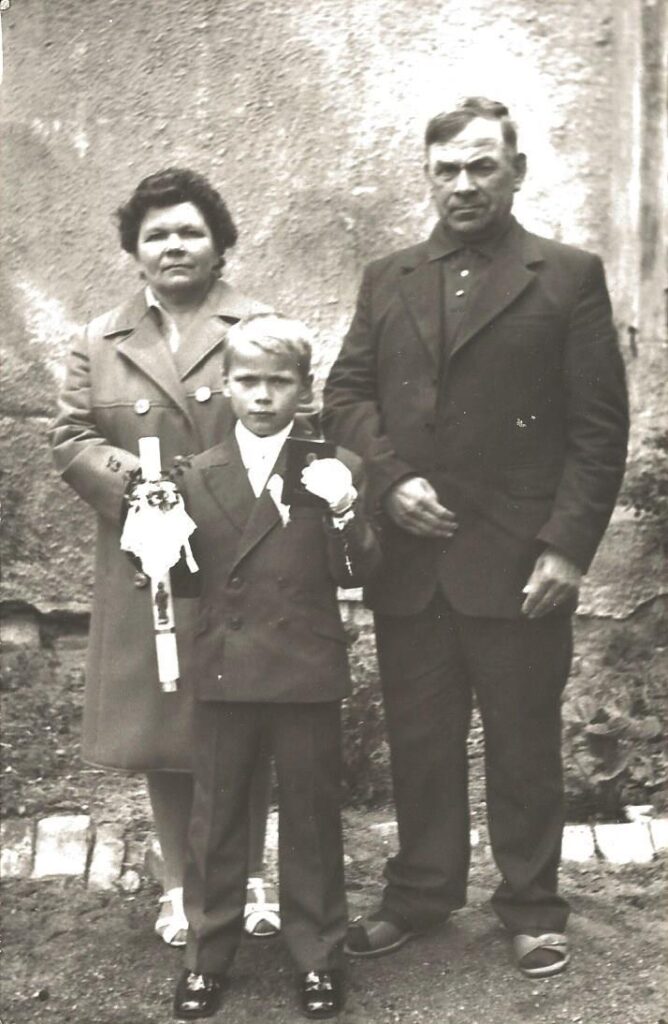 Łeba, Leokadia i Józef Szot z synem Jerzym - I Komunia św.
