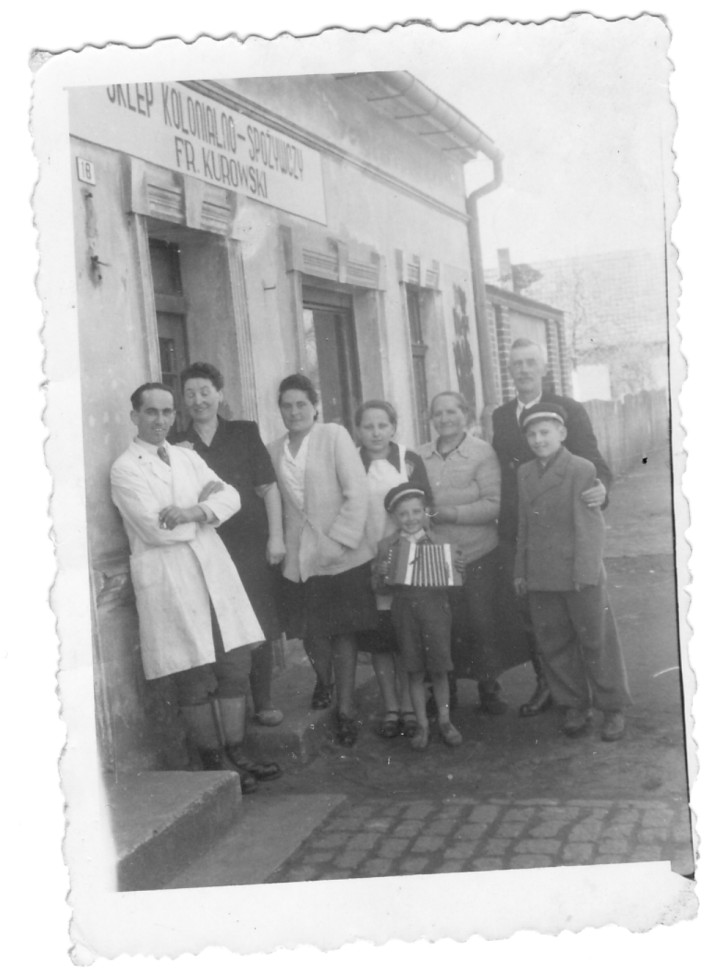Łeba, czerwiec 1946 r. Od lewej: Franciszek i Stefania Kurowscy, Eugenia Dańda, Leonarda Kurowska, Wiktoria Dańda, Dańda Ludwik, synowie Stefanii i Franciszka – Edward i Tadeusz.
