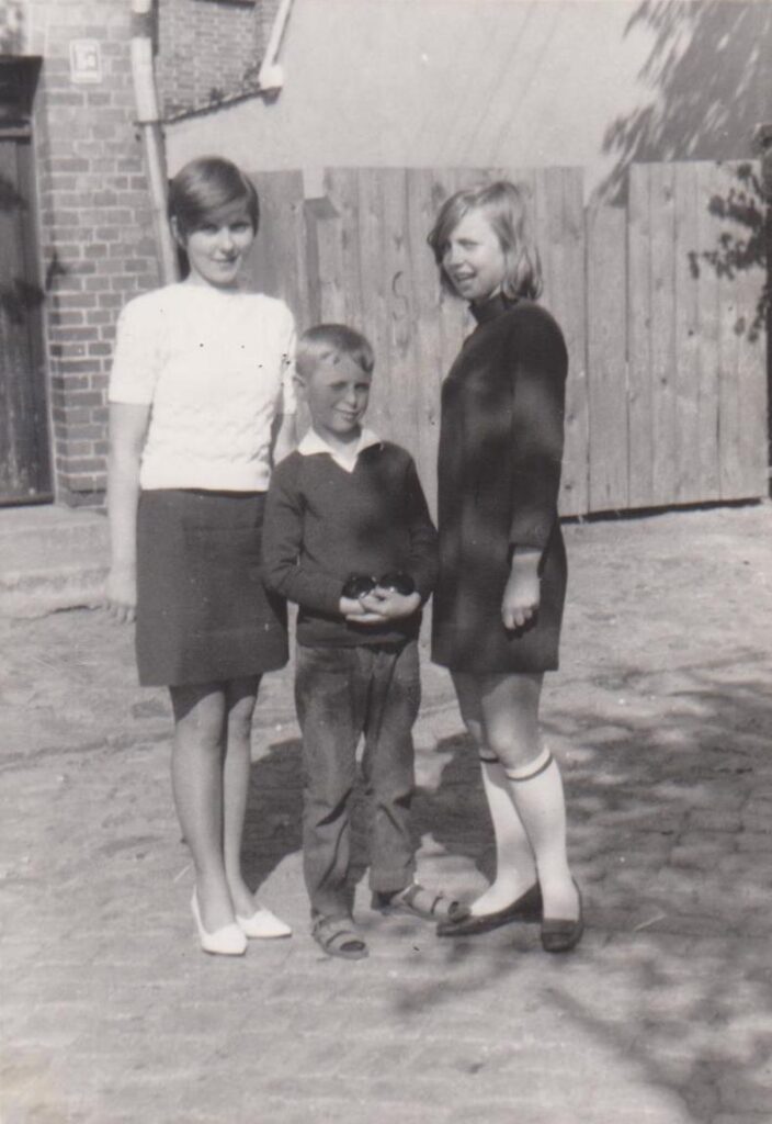 Dzieci Państwa Klimowiczów: Danuta, Mirosław i Maria.